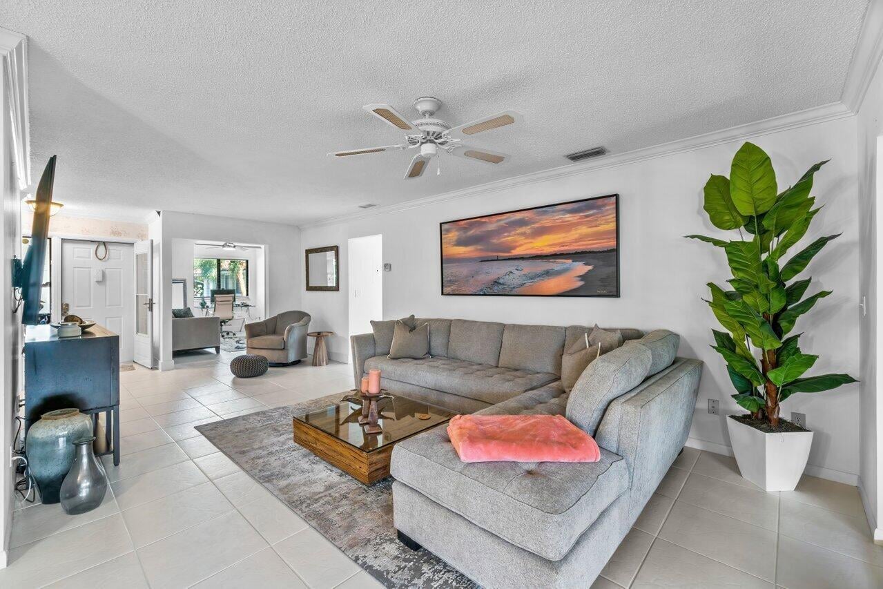 Unit 2050 photo 6