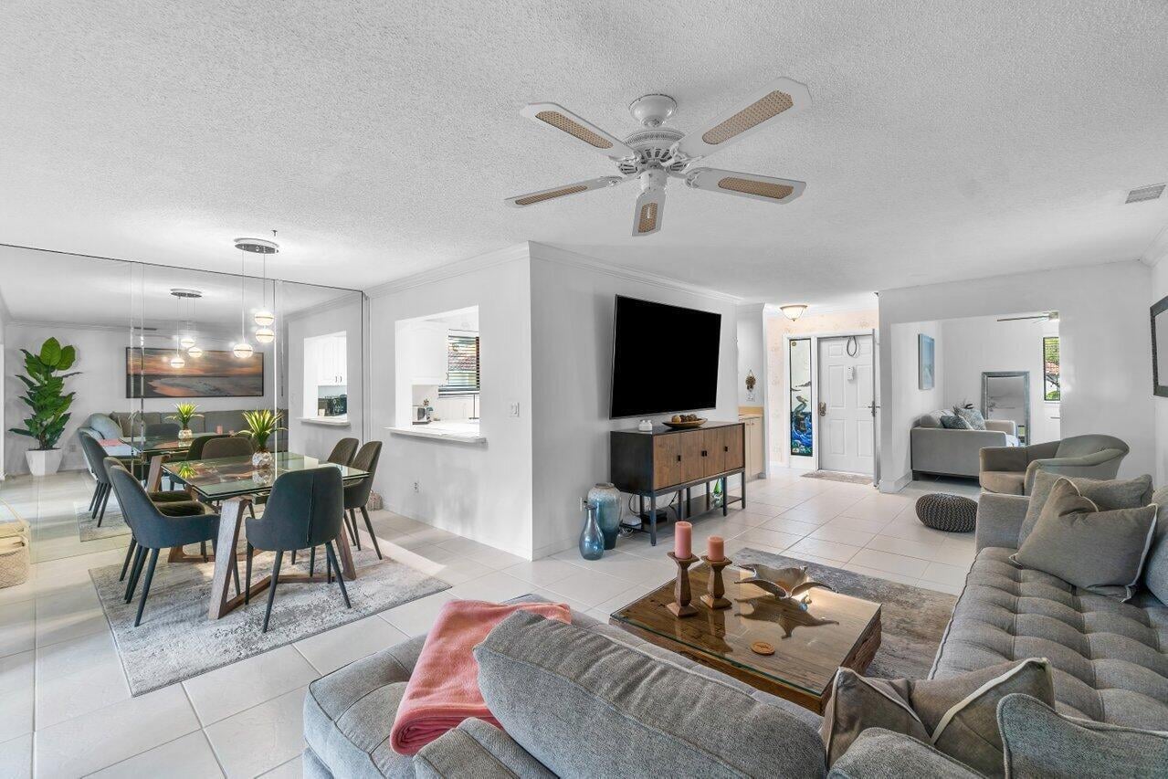 Unit 2050 photo 7