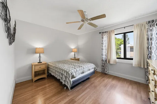 Unit H12 photo 17