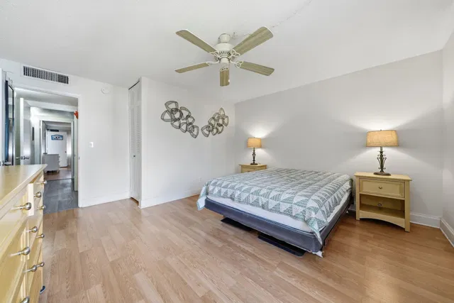 Unit H12 photo 18