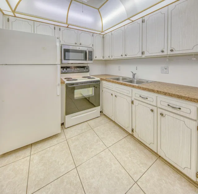 Unit 109 photo 11