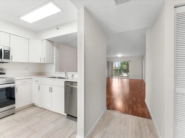 Unit 405 photo 11