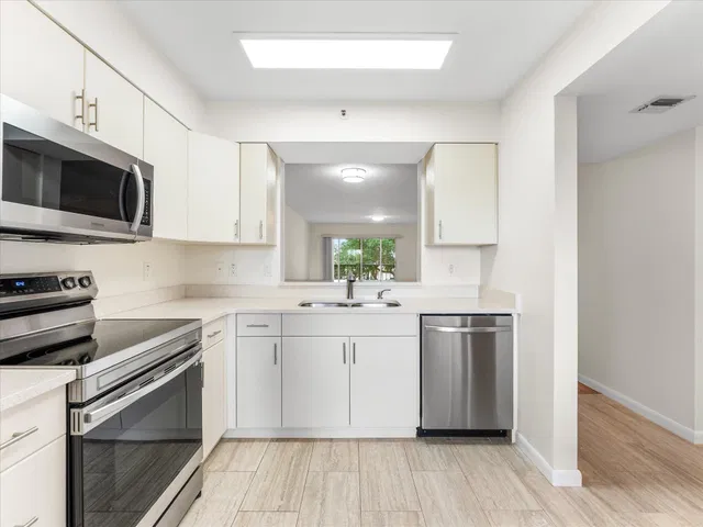 Unit 405 photo 14