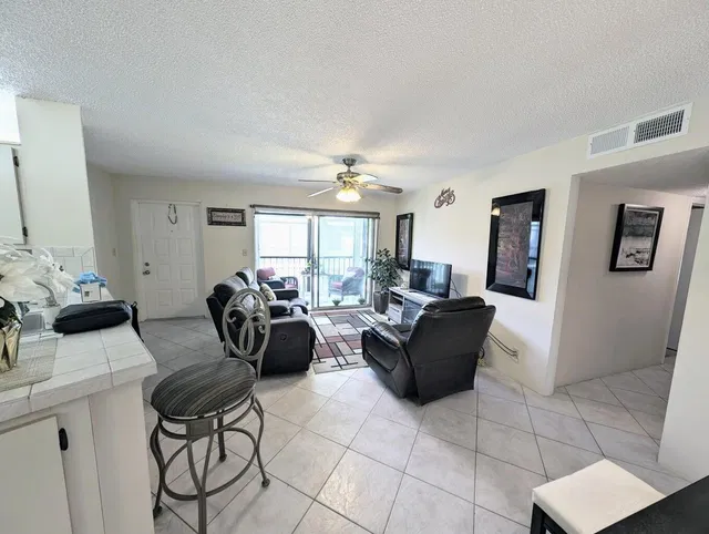 Unit 203 photo 6