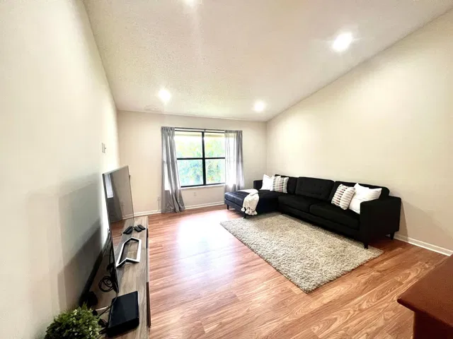 Unit 16 photo 3