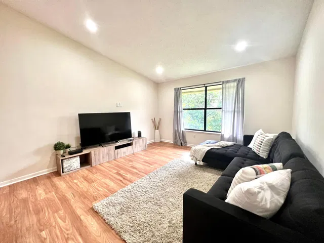 Unit 16 photo 4