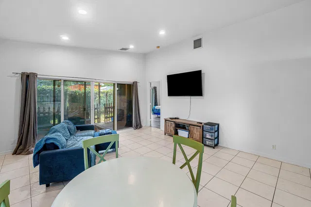 Residence photo 12