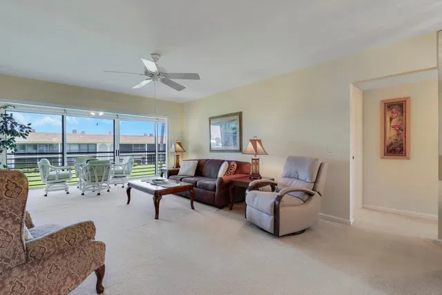 Unit I206 photo 2
