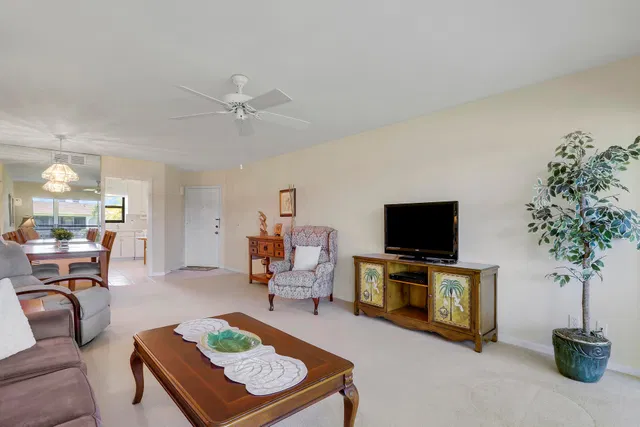 Unit I206 photo 4
