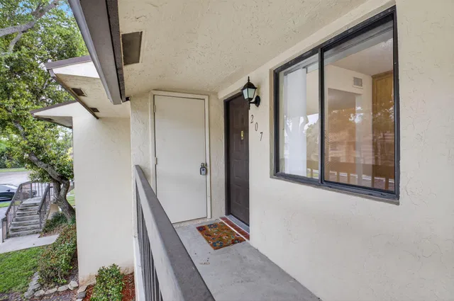 Unit 207 photo 4