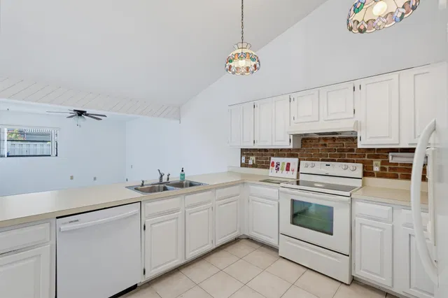  Residence photo 5