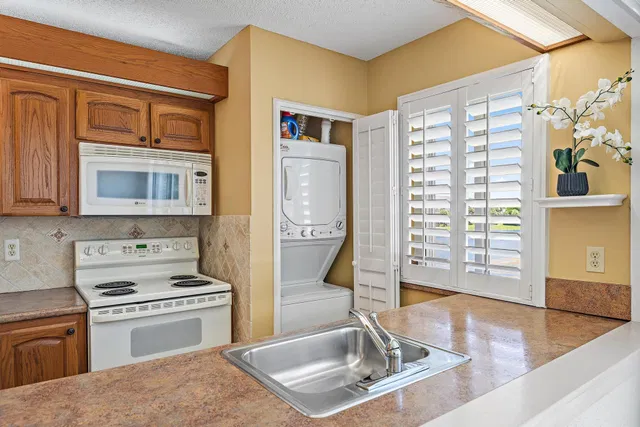 Unit B308 photo 8