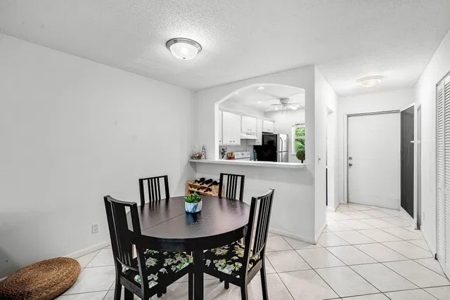 Unit 208 photo 8