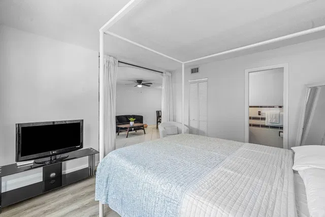 Unit 208 photo 14