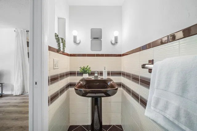 Unit 208 photo 17