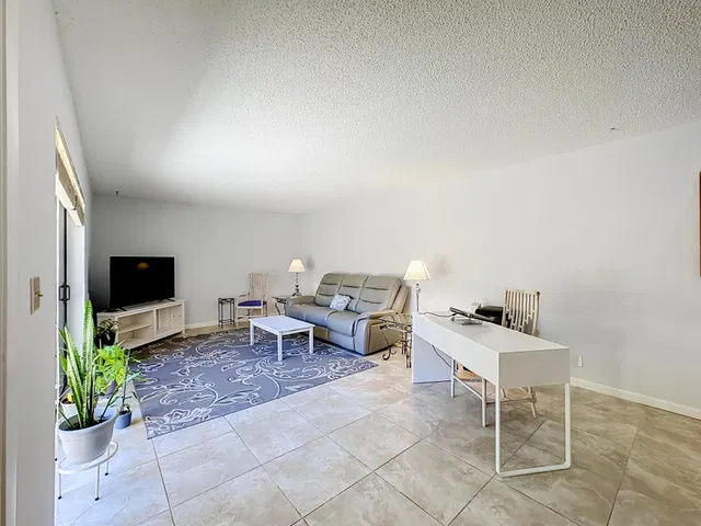 Residence photo 8