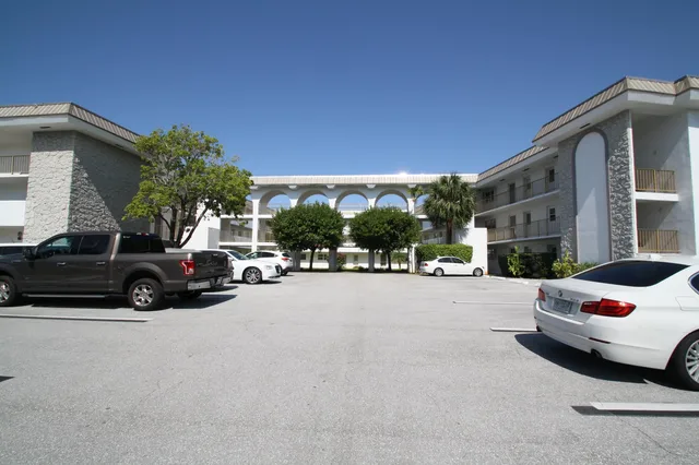 Unit 1020 photo 2