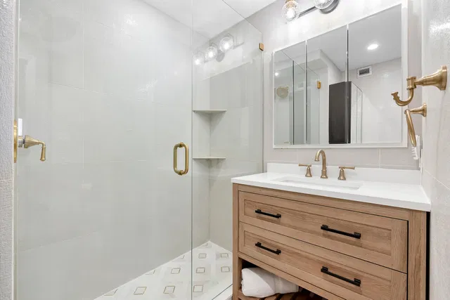 Unit D406 photo 36