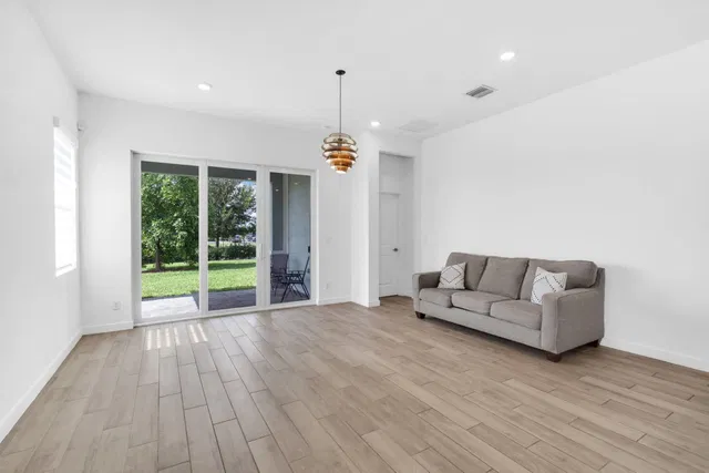  Residence photo 16