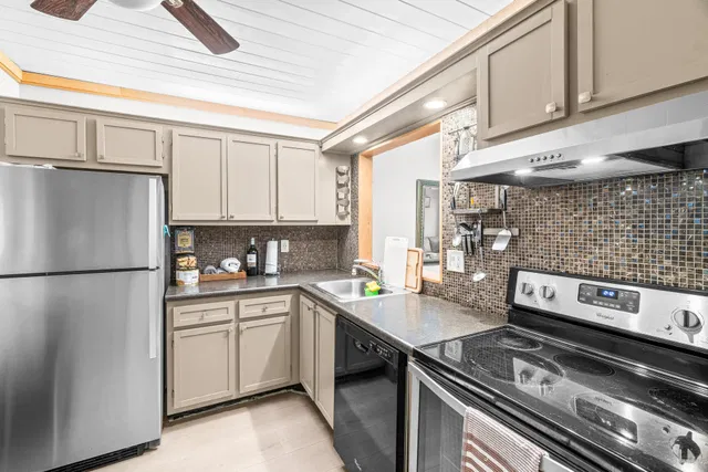  Unit 209 photo 11