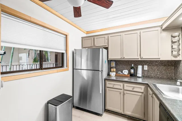 Unit 209 photo 12