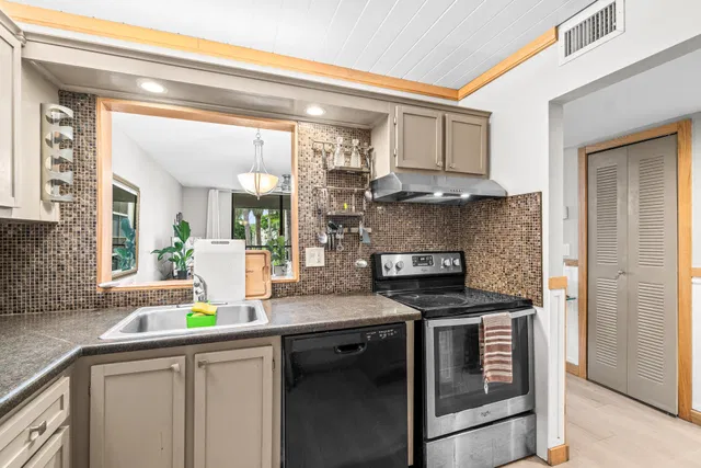  Unit 209 photo 15