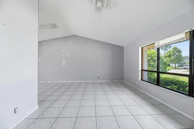  Residence photo 9