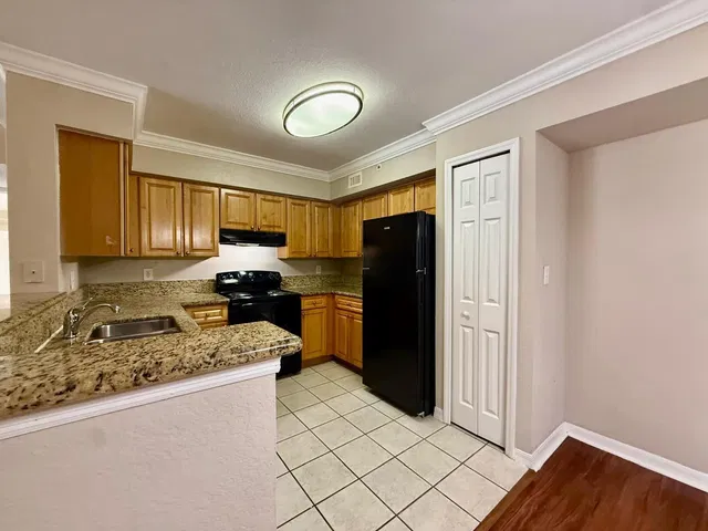  Unit 208 photo 4