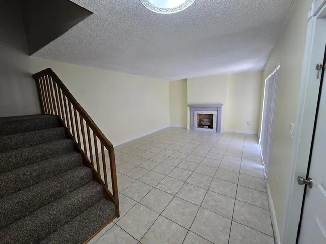 Unit B photo 3