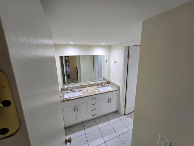 Unit B photo 13