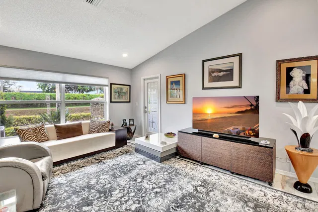 Residence photo 12