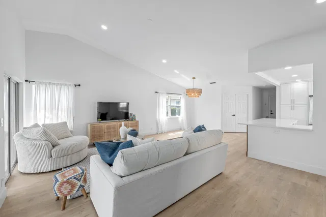  Residence photo 4