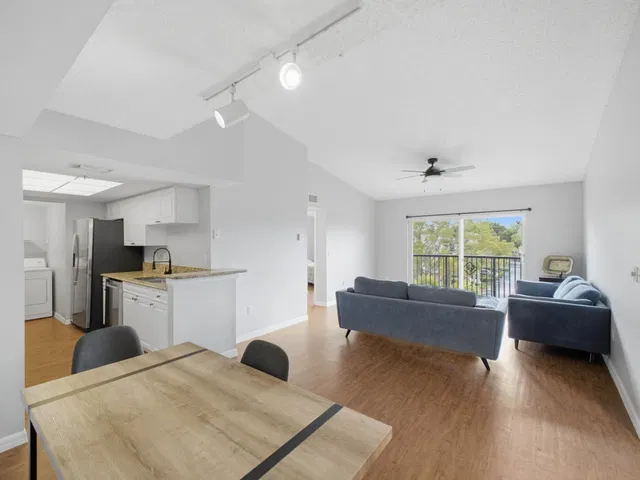 Unit 920 photo 2