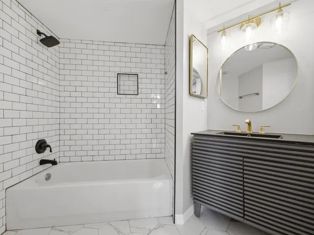Unit 920 photo 5
