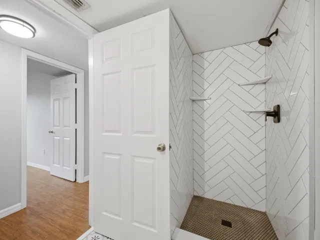 Unit 920 photo 8