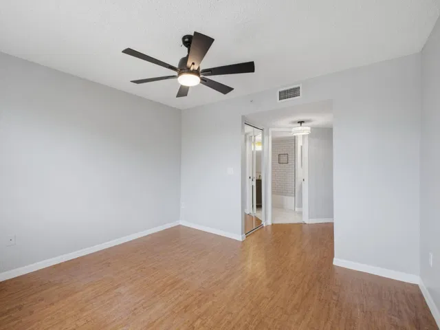 Unit 920 photo 9