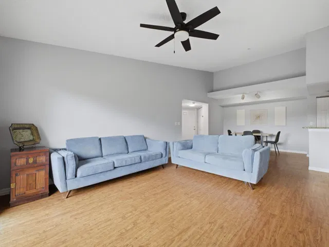 Unit 920 photo 12