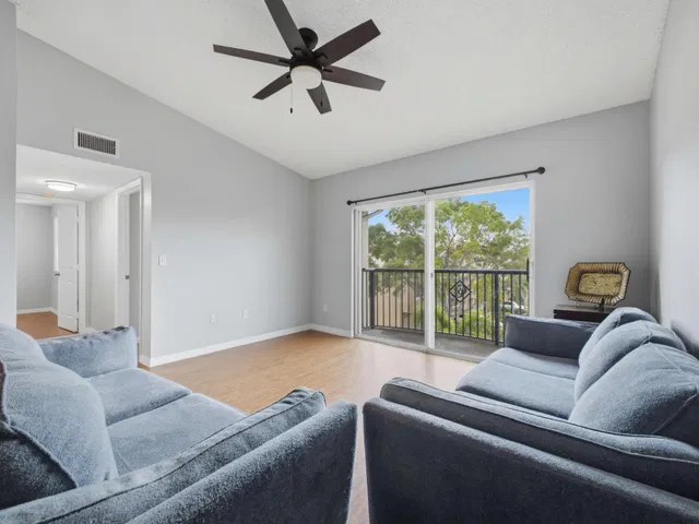 Unit 920 photo 13