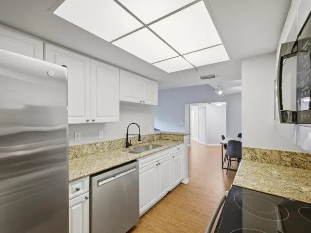 Unit 920 photo 15