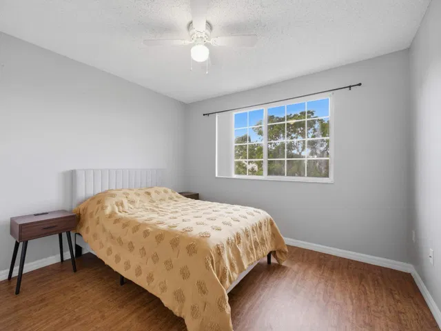 Unit 920 photo 20