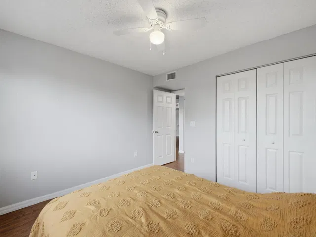 Unit 920 photo 21