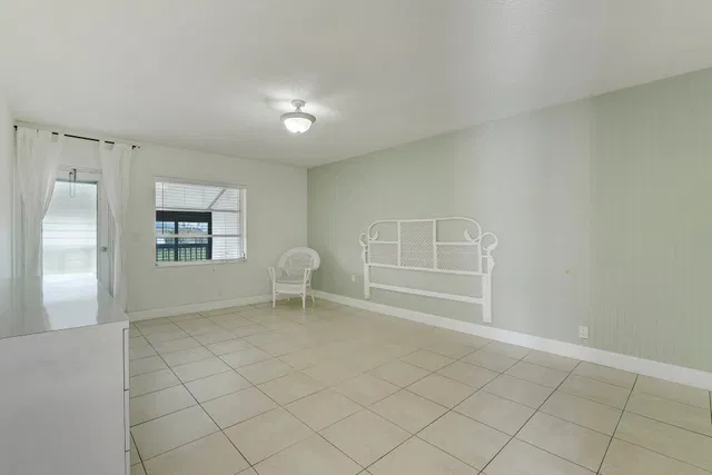 Unit B photo 23