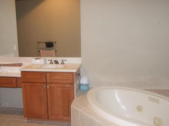 Unit 809 photo 9