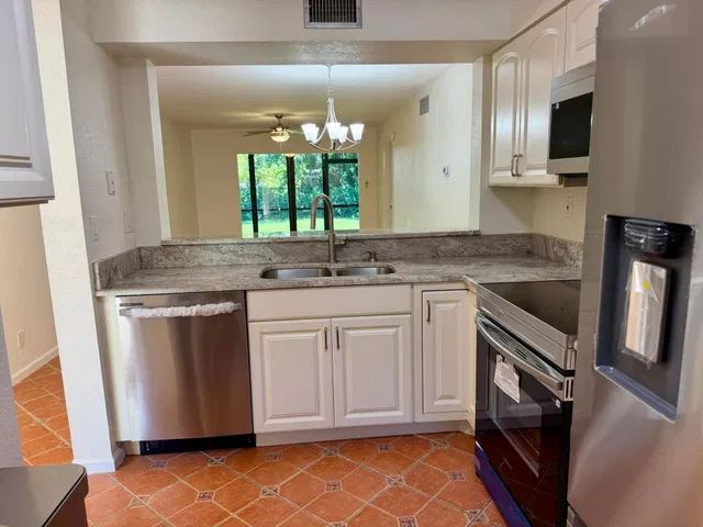 Unit 1210 photo 3