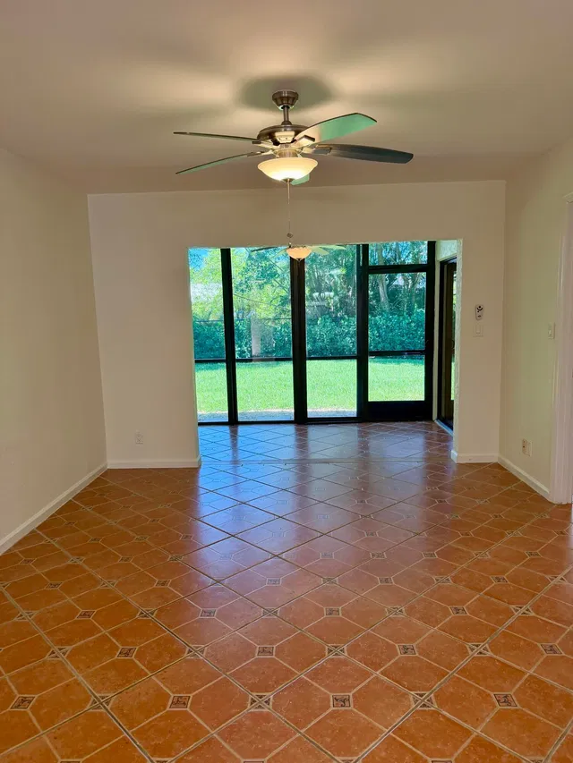 Unit 1210 photo 6