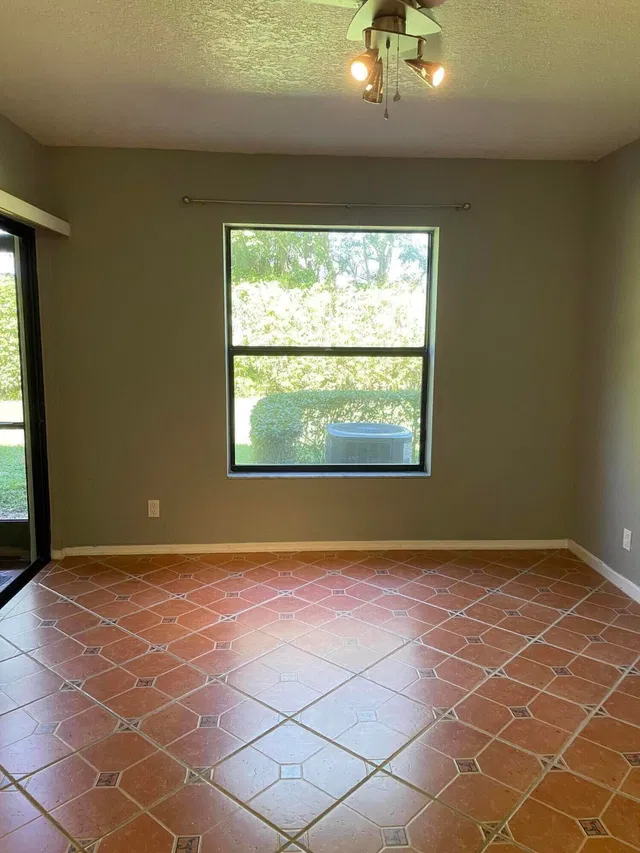 Unit 1210 photo 9