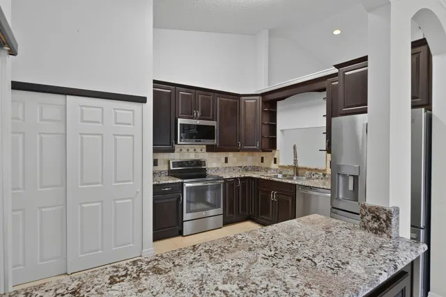  Residence photo 9