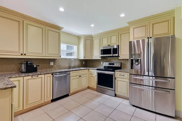 Unit 504 photo 10