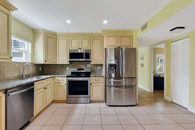  Unit 504 photo 11