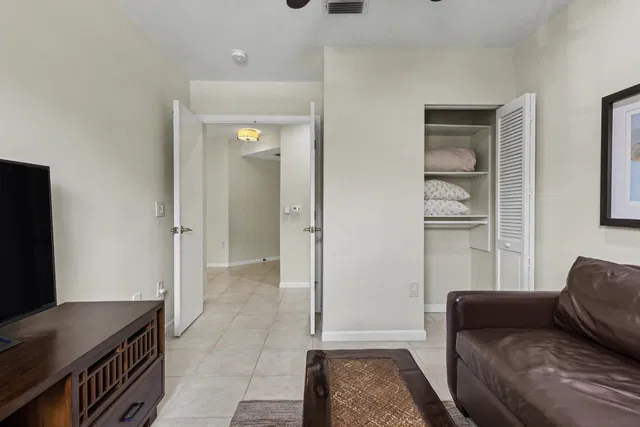 Unit H photo 22